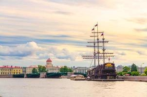 paisaje urbano de san petersburgo leningrado con puente de intercambio basculante, velero barco de madera foto