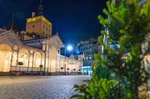 la columnata del mercado trzni kolonada columnata de madera con luces y aguas termales en la ciudad de karlovy varían foto