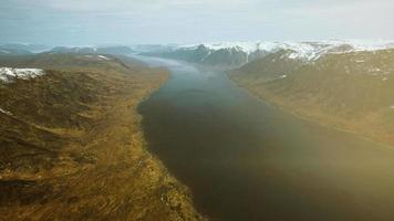 fiordo de noruega reflejo en agua clara video