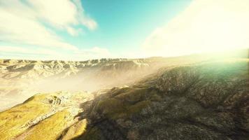 landschaft mit bergen und trockenem gelbem gras in neuseeland video