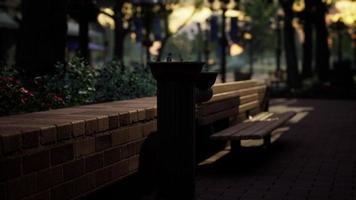 närbild av en dricksvattenfontän i en park vid solnedgången video