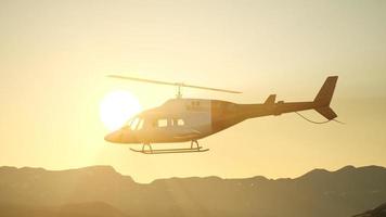 extreem slow motion vliegende helikopter en avondrood video