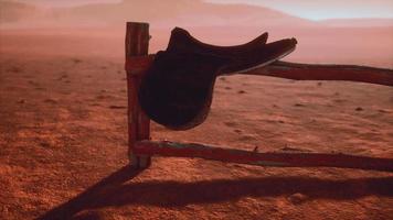 Pferdesattel auf dem Zaun im Monument Valley video