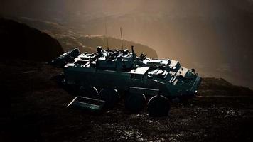 vecchio veicolo militare nelle montagne dell'Afghanistan video