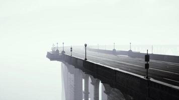 Beleuchtete leere Straßenbrücke im Nebel video