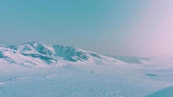 montagne innevate in alaska con nebbia video