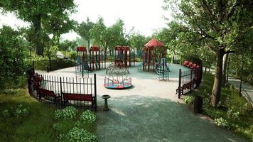 parque infantil vacío en verano durante el cierre por la pandemia de covid-19