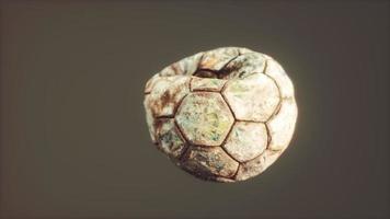 velha bola de futebol de couro desinflada video