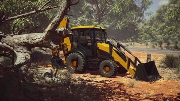 tractor excavadora en bosque de arbustos video
