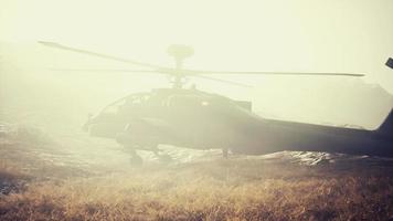 helicóptero militar nas montanhas em guerra video