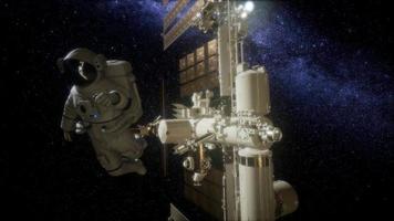 astronauta fuori dalla stazione spaziale internazionale in una passeggiata spaziale video