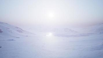 paisagem aérea de montanhas nevadas e costas geladas na Antártida video