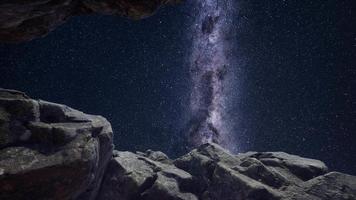 Des traînées d'étoiles d'astrophotographie hyperlapse 4k sur les parois du canyon de grès. video