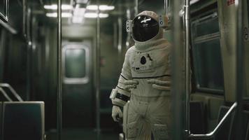 astronauta dentro del viejo vagón de metro no modernizado en EE.UU.