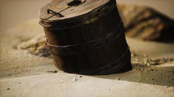 oude houten mand op het zand op het strand video