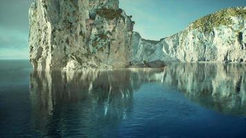 Küste mit Meer und Felsen video