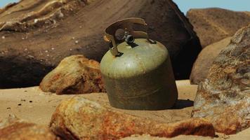 cilindro de gás de cozinha antigo na praia de areia video