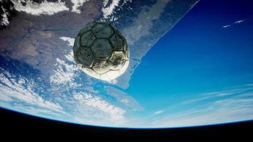 alter Fußball im Weltraum auf der Erdumlaufbahn