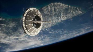 futuristisk rymdsatellit som kretsar runt jorden video