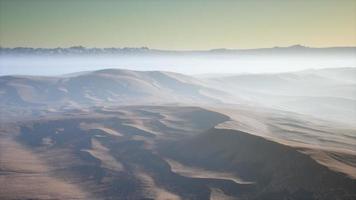 dunas del desierto de arena roja en la niebla video