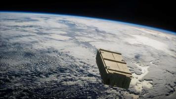 caja de madera antigua en órbita terrestre