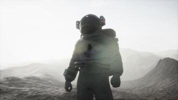 astronaute sur une autre planète avec poussière et brouillard video