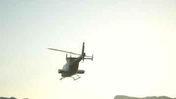 8k helicóptero voador em câmera lenta extrema e céu do pôr do sol