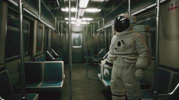 astronauta dentro del viejo vagón de metro no modernizado en EE.UU. video