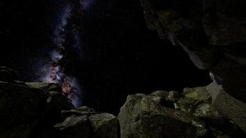 Sentiers d'étoiles d'astrophotographie 4k sur les parois du canyon de grès.