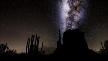 hyperlapse i death valley nationalpark öken månbelyst under galaxstjärnor video