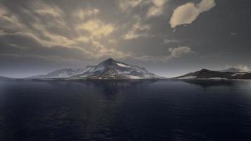 montañas cubiertas de hielo en el paisaje antártico