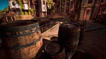 Viejos barriles de vino de madera en un puerto de ciudad marítima