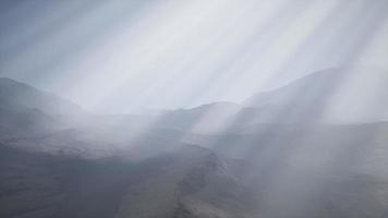 raios de sol contra o pano de fundo das montanhas video