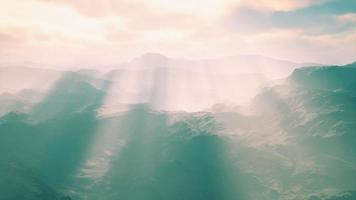 paisaje desértico volcánico aéreo con rayos de luz video