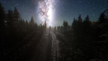 la via lattea sopra la ferrovia e la foresta video