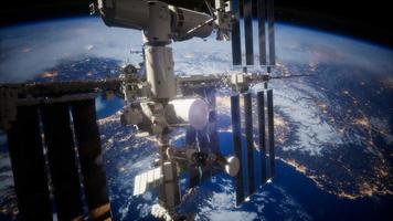 une vue de la terre et un vaisseau spatial. iss est en orbite autour de la terre video