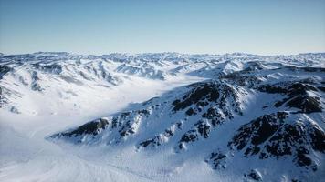 Paysage aérien 8k de montagnes enneigées et de rivages glacés en antarctique