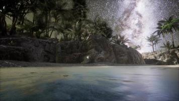 bela praia tropical de fantasia com estrela da via láctea no céu noturno video