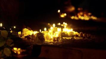 velas encendidas en la oscuridad