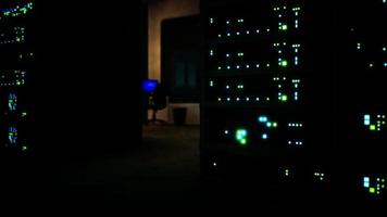 schoon industrieel interieur van een dataserverruimte met servers video