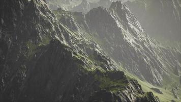 bergketen met verbazingwekkende ruwe rotstextuur video