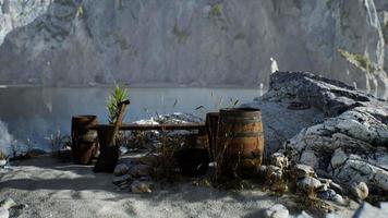 houten vaten met zeevis op het zandstrand video