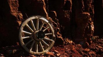 roda de carrinho de madeira velha em rochas de pedra video