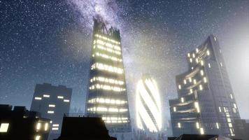 rascacielos de la ciudad por la noche con estrellas de la vía láctea video