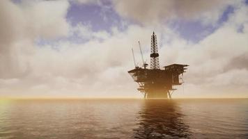 Offshore-Jack-Up-Rig mitten im Meer bei Sonnenuntergang video