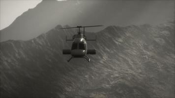 Helicóptero volador en cámara lenta extrema cerca de montañas con niebla video
