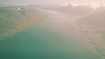 Sonnenuntergang aus der Luft mit Panoramablick auf die atemberaubenden Berge Norwegens video