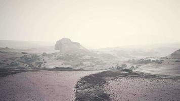 montañas antárticas de 8k con nieve en la niebla video