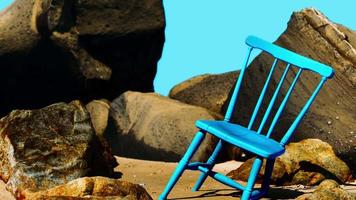 cadeira de madeira azul retrô na praia video