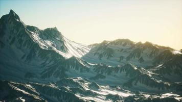 Flygfoto över Alperna i snö video